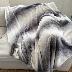 Mon Chateau Luxury Collection Blanket Throw 58x72” Grey White Soft